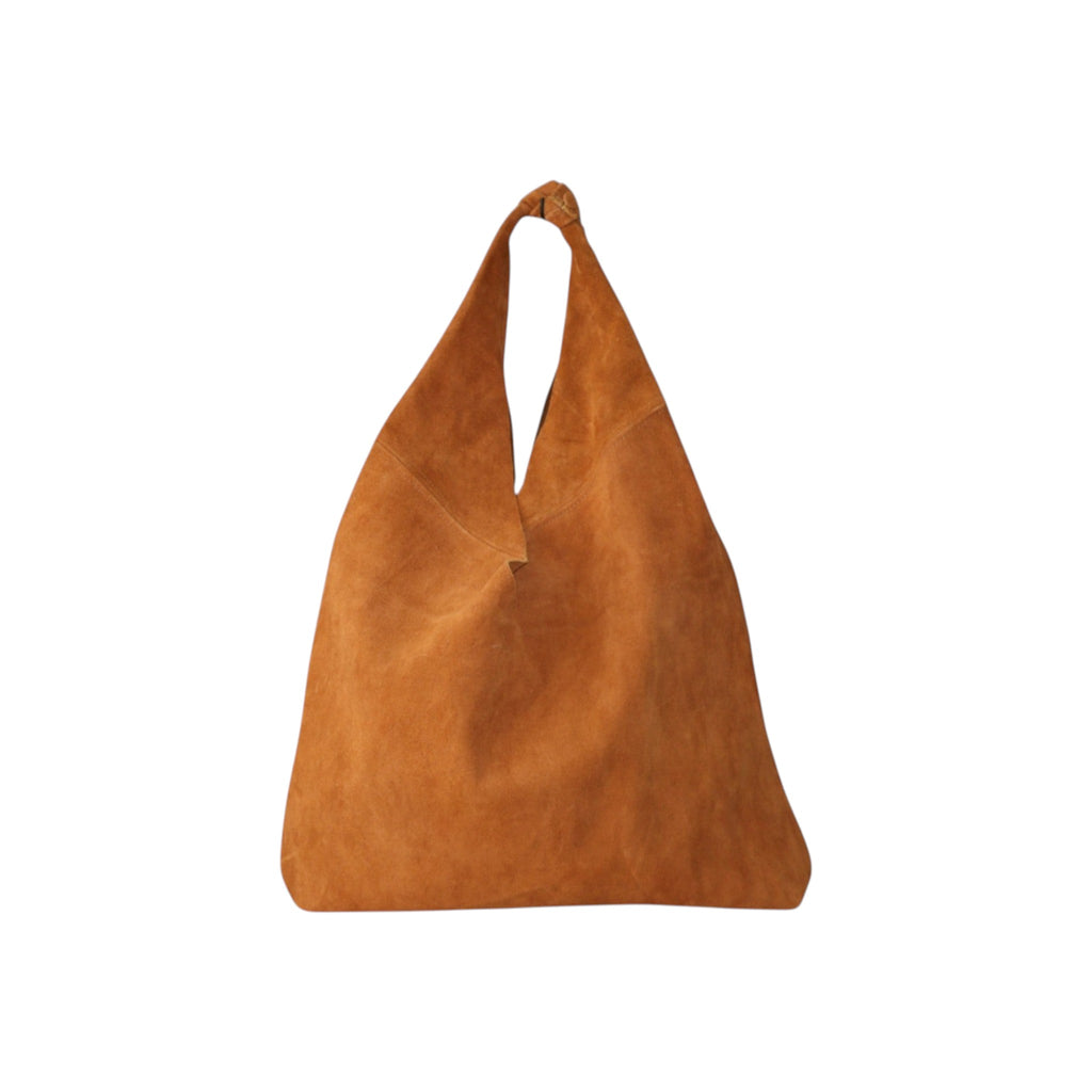 Bolso hobo Jesalin de gamuza color camel con diseño minimalista y asa superior anudada, hecho artesanalmente en México.