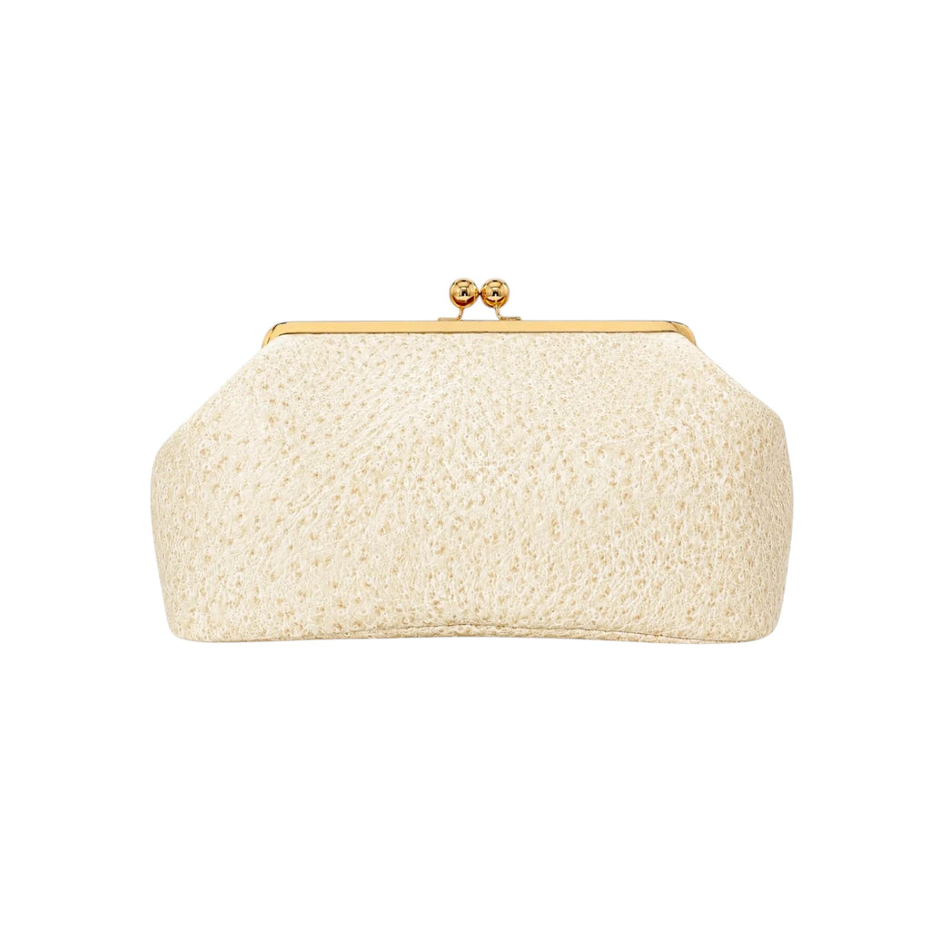 Bolso Jesalin Sette color hueso en piel con grabado de avestruz, cierre kisslock dorado y diseño elegante.