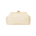 Bolso Jesalin Sette color hueso en piel con grabado de avestruz, cierre kisslock dorado y diseño elegante.