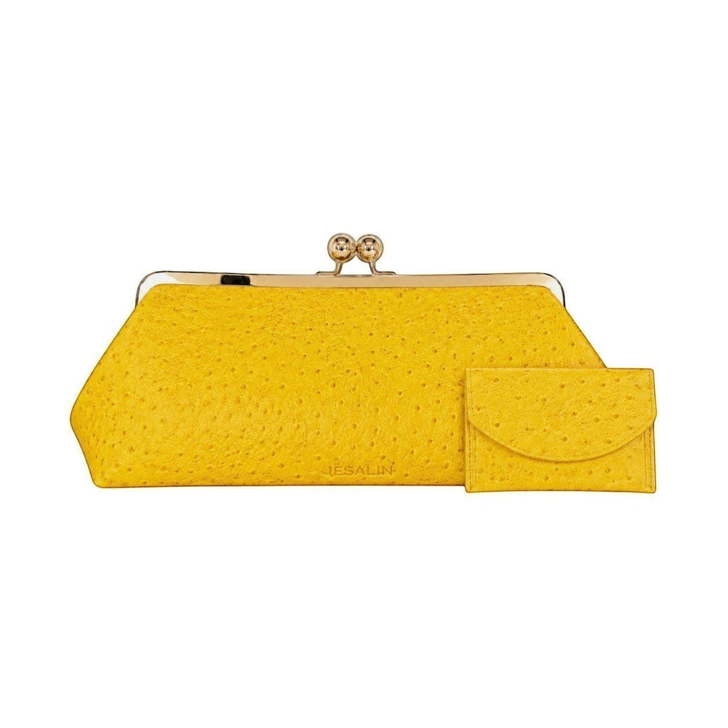 Bolso de mano Jesalin Sette Lungo amarillo en piel con grabado de avestruz y cierre kisslock metálico dorado.