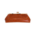 Bolso de mano Jesalin Sette Lungo en piel color coñac con grabado de avestruz y cierre kisslock dorado elegante.