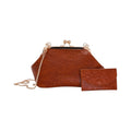 Bolso Jesalin Sette Petito color cognac en piel con grabado de avestruz, cierre kisslock y cadena dorada.