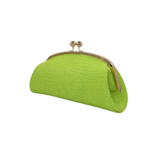 Clutch Jesalin Aluna en piel bovina grabada color verde limón con marco metálico dorado y cierre tipo kiss lock.