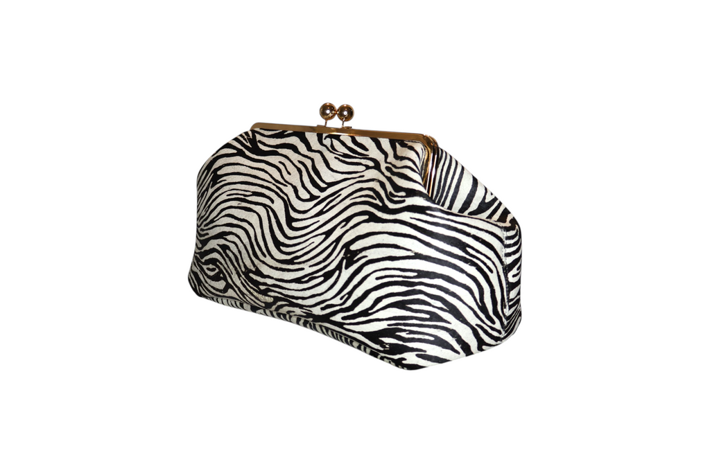 Pouch extra grande Jesalin con estampado de cebra en piel bovina con pelo y cierre metálico dorado estilo retro